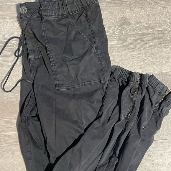 AE Black cargo pants - Picture 3 of 3